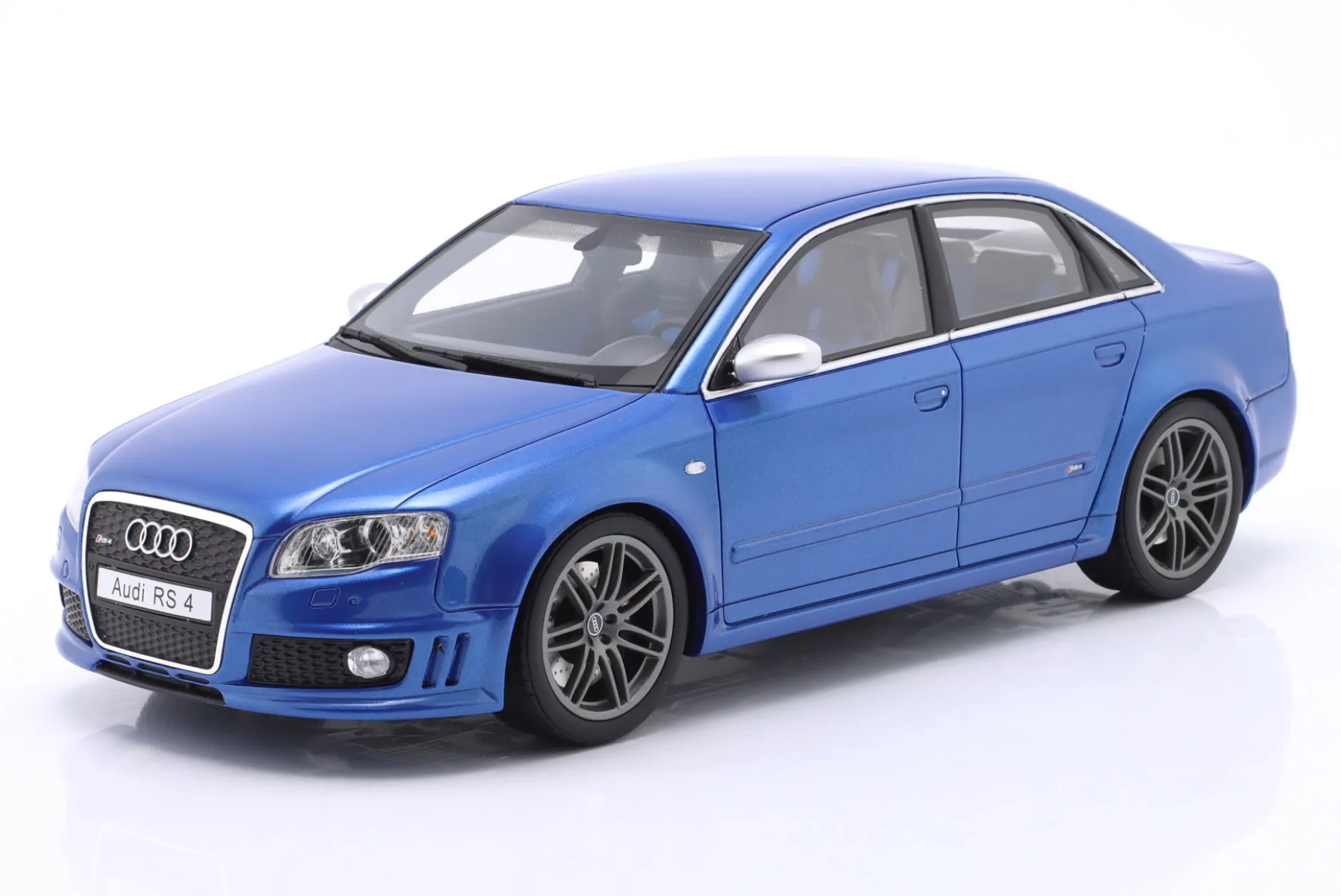 Audi RS 4 (B7) Sedan Baujahr 2007 sprintblau 1:18 OttOmobile
