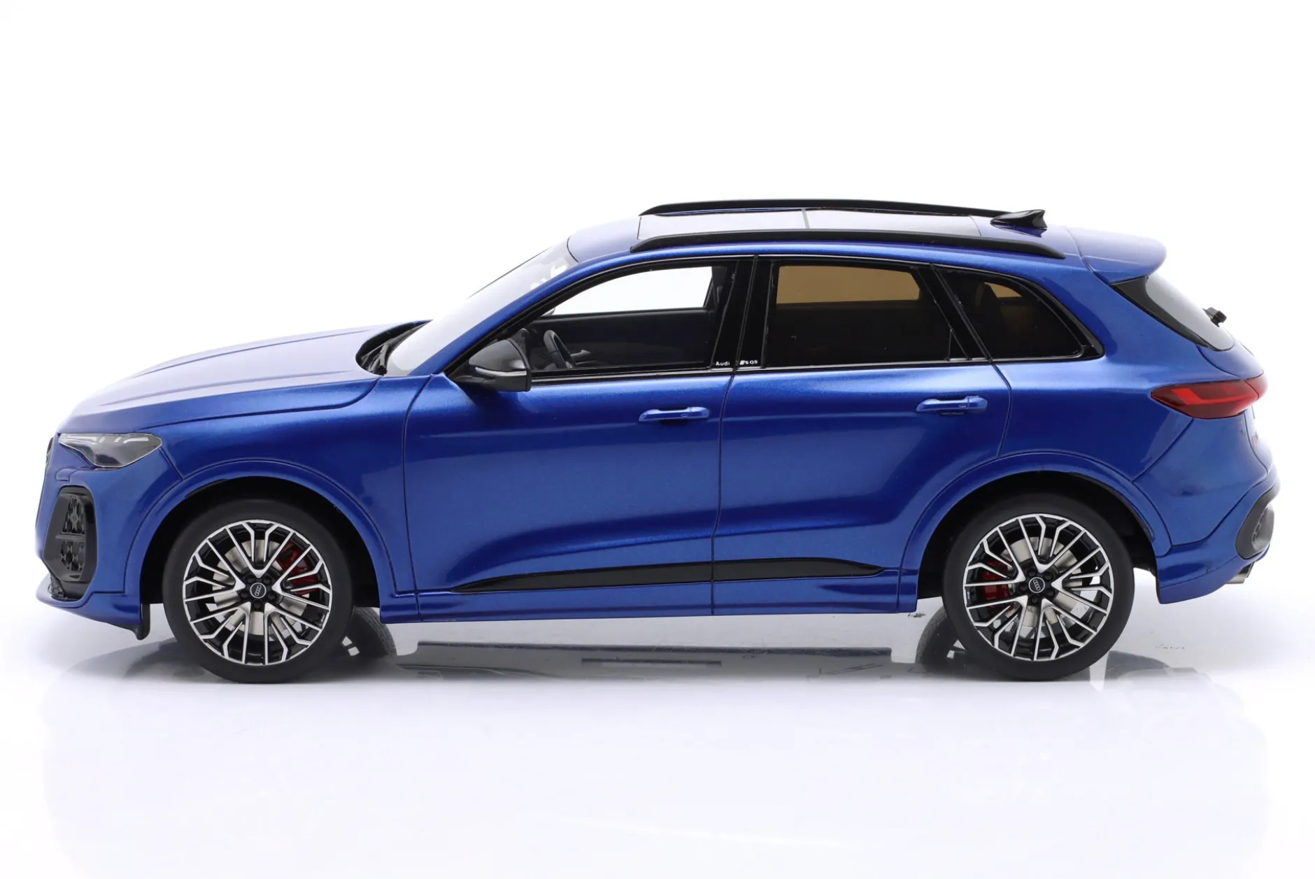 Audi SQ5 TFSI Baujahr 2024 ultrablau metallic 1:18 OttOmobile