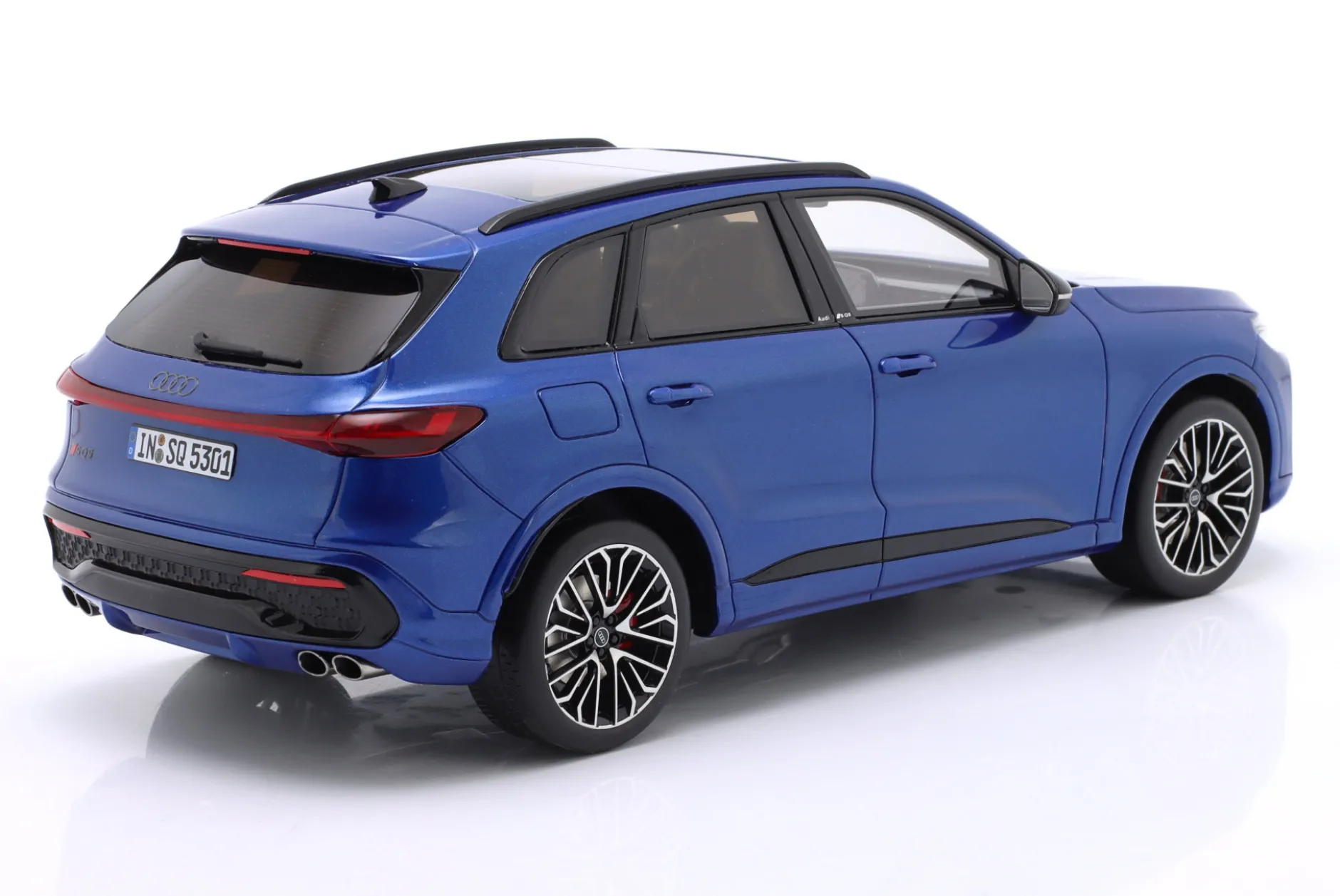 Audi SQ5 TFSI Baujahr 2024 ultrablau metallic 1:18 OttOmobile
