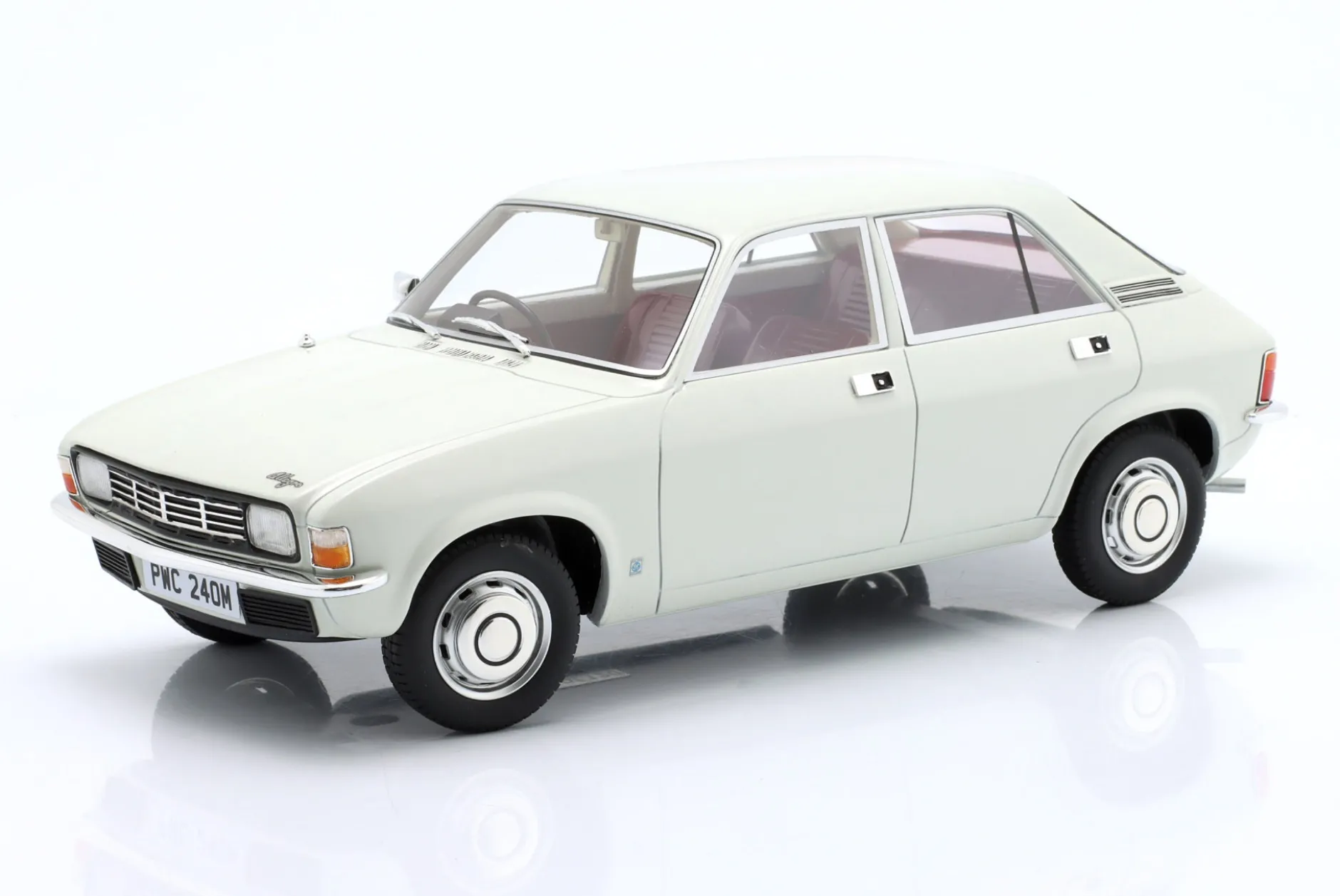 Austin Allegro Baujahr 1973 gletscherweiß 1:18 Cult Scale