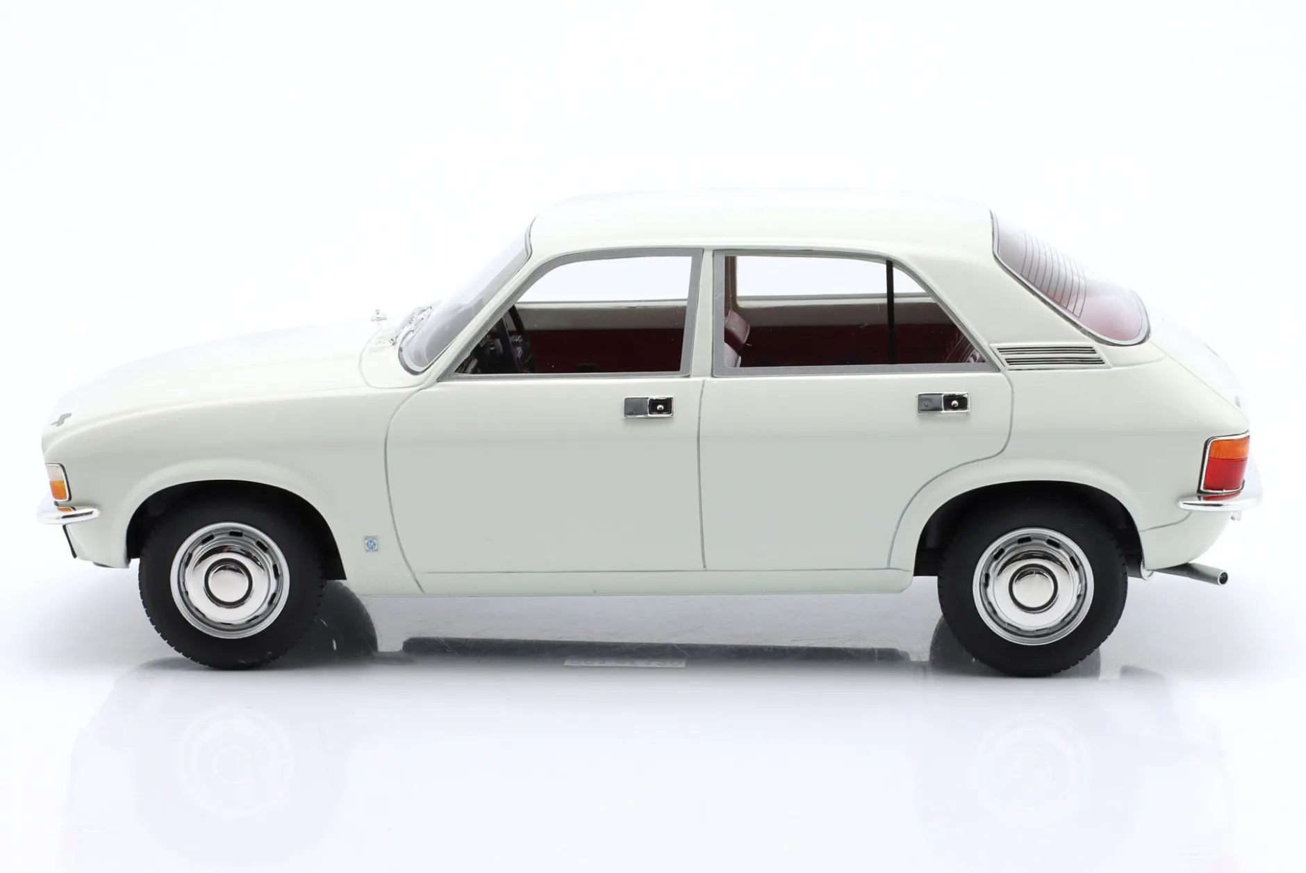 Austin Allegro Baujahr 1973 gletscherweiß 1:18 Cult Scale