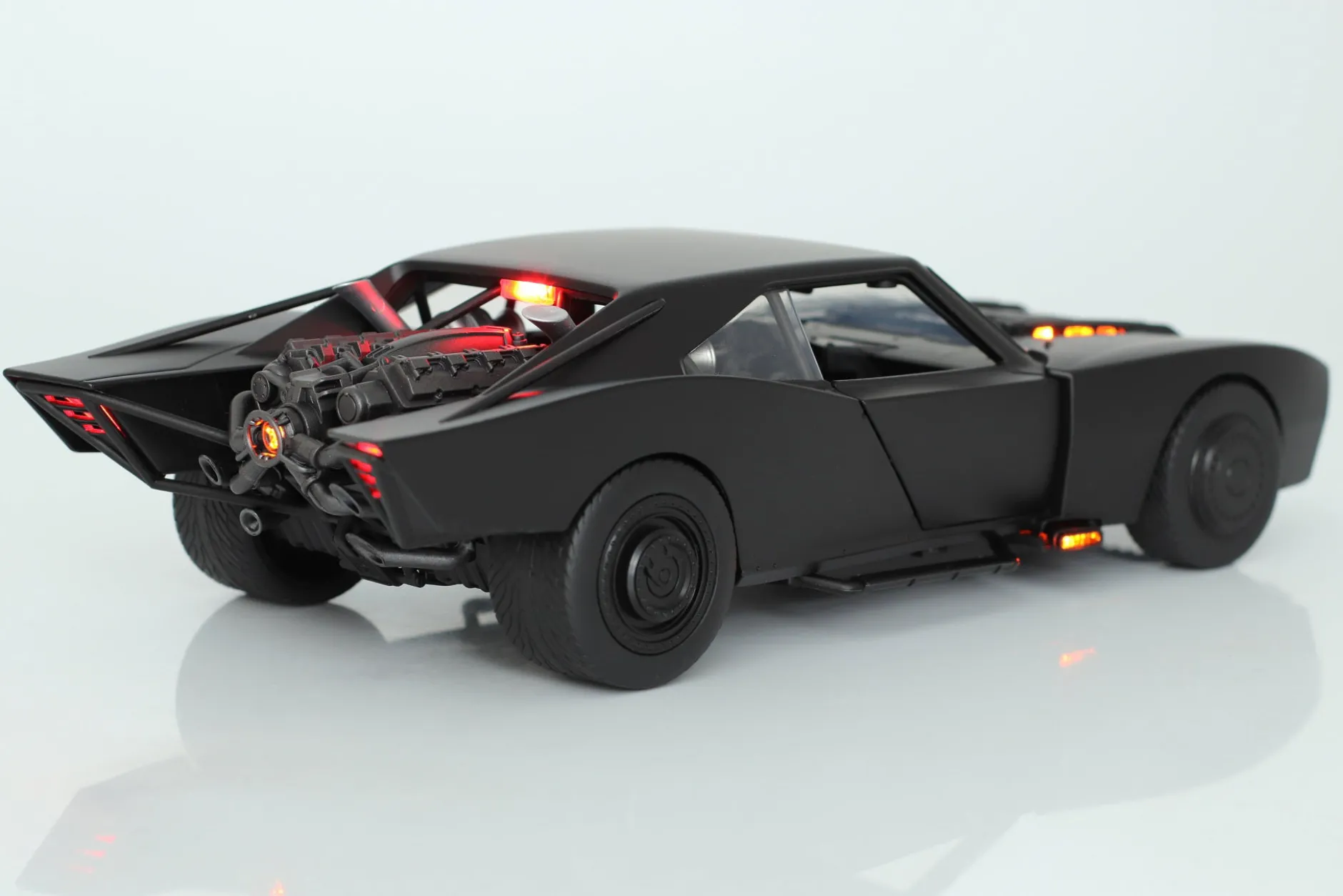 Batmobile mit Batman Figur Film The Batman 2022 schwarz 1:18 Jada Toys