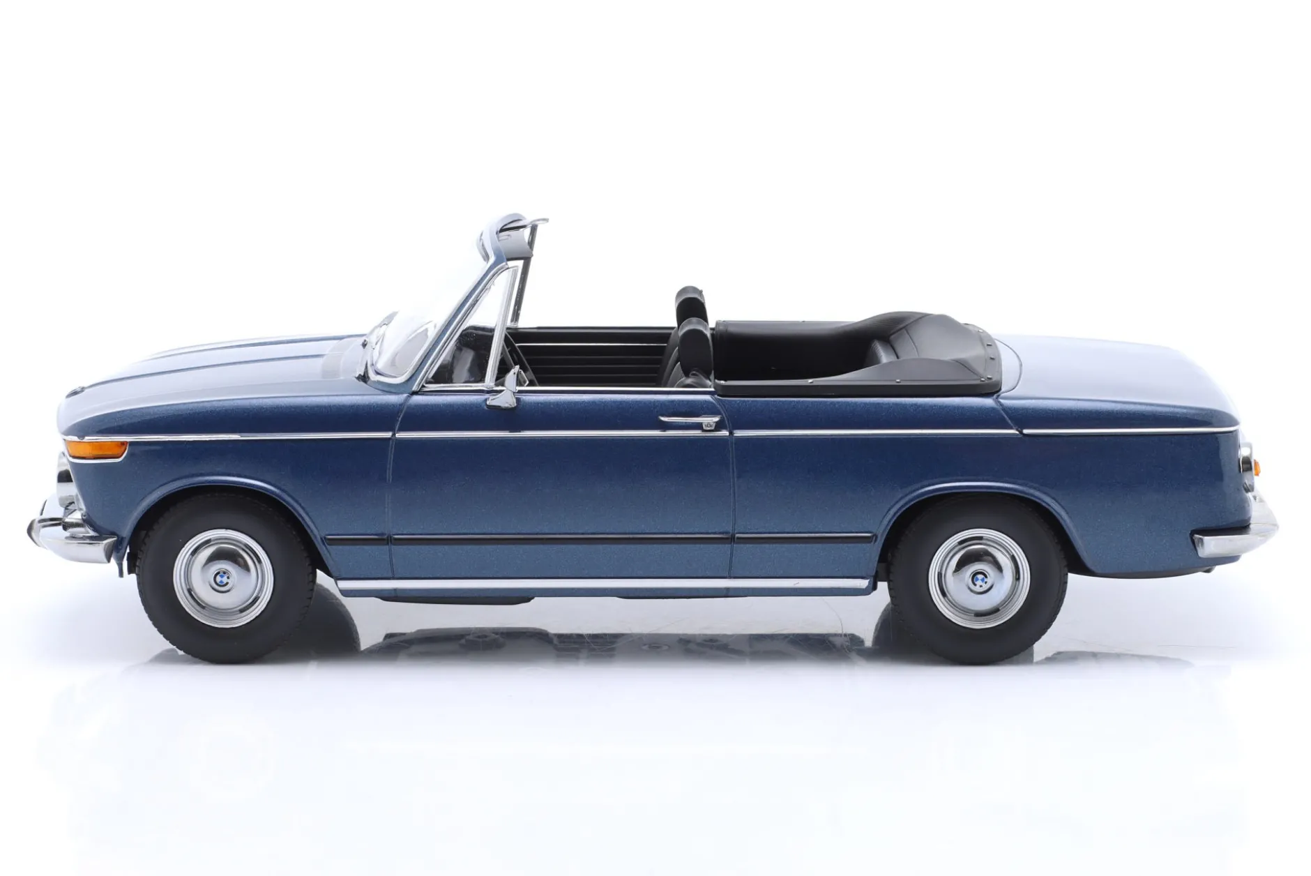 BMW 2002 Cabriolet Baujahr 1971 dunkelblau metallic 1:18 KK-Scale
