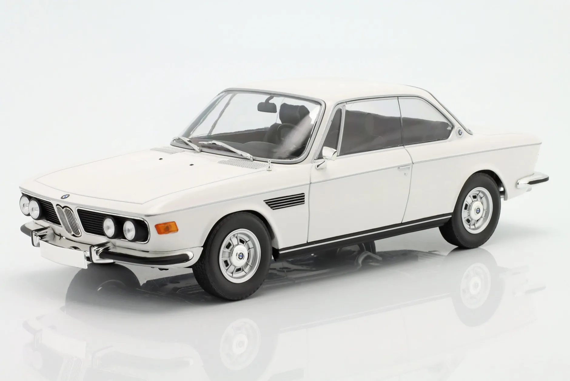 BMW 2800 CS Baujahr 1968 weiß 1:18 Minichamps
