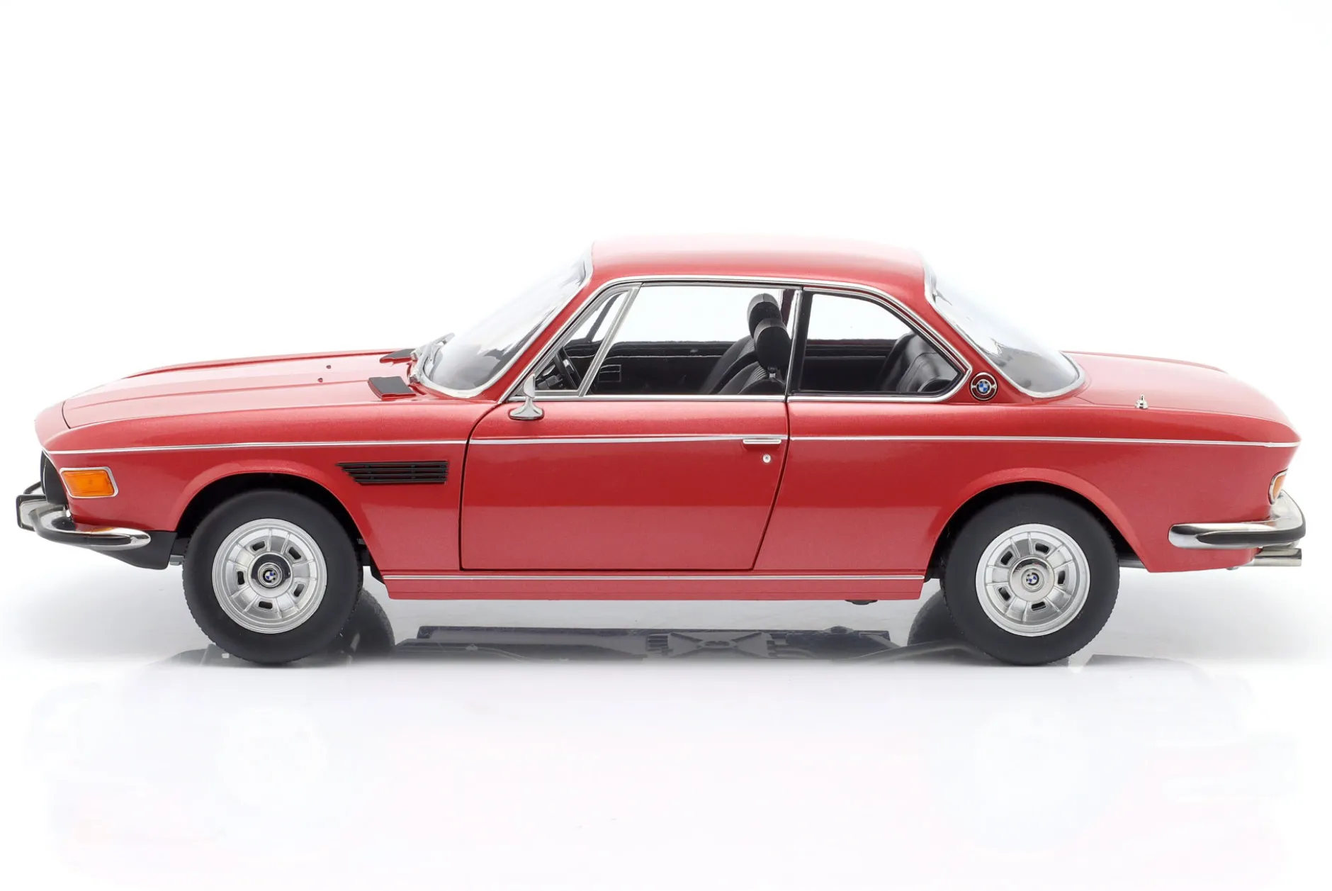 BMW 3.0 CSi (E9) mit Alufelgen Baujahr 1971 rot metallic 1:12 KK-Scale