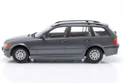 BMW 3er Serie E46 Touring Baujahr 1999 grau metallic 1:18 KK-Scale
