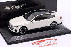 BMW i5 Baujahr 2023 weiß metallic 1:43 Minichamps