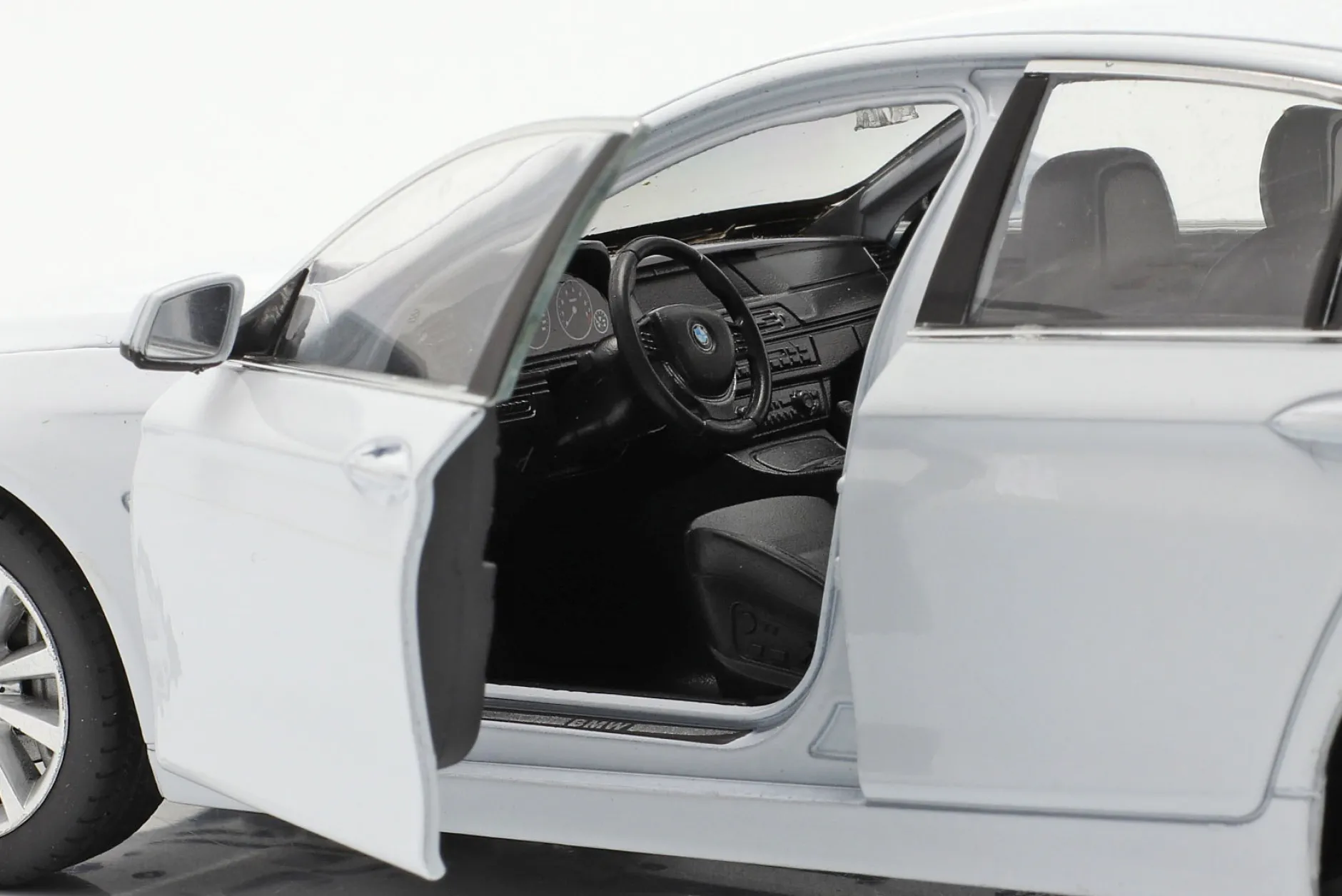 BMW 535i Baujahr 2010 weiß 1:24 Welly