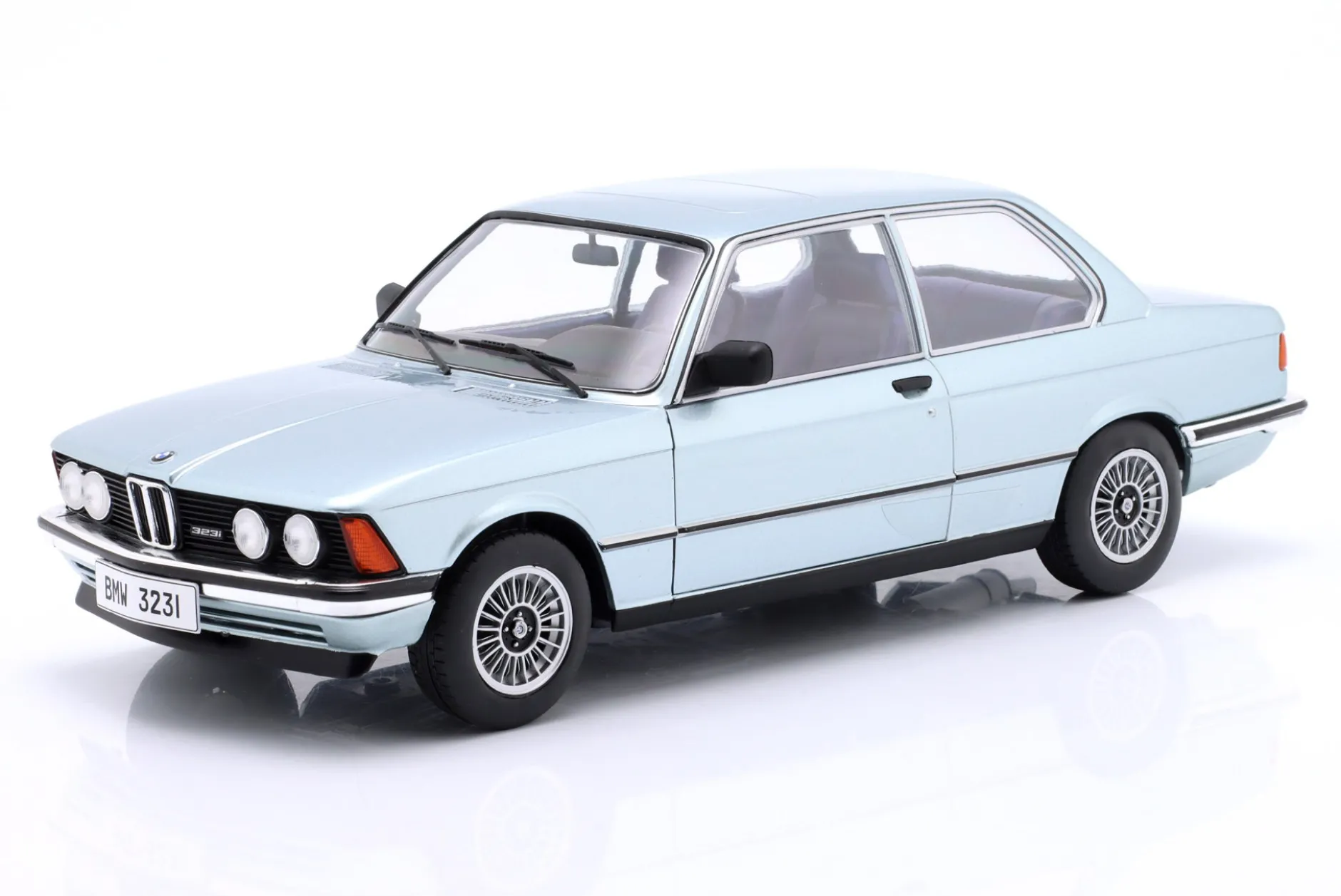 BMW 323i (E21) Baujahr 1980 silberblau metallic 1:18 Solido