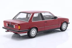 BMW 323i (E30) Limousine Baujahr 1982 karminrot 1:18 Minichamps