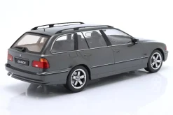BMW 540i (E39) Touring Baujahr 1997 grau metallic 1:18 KK-Scale