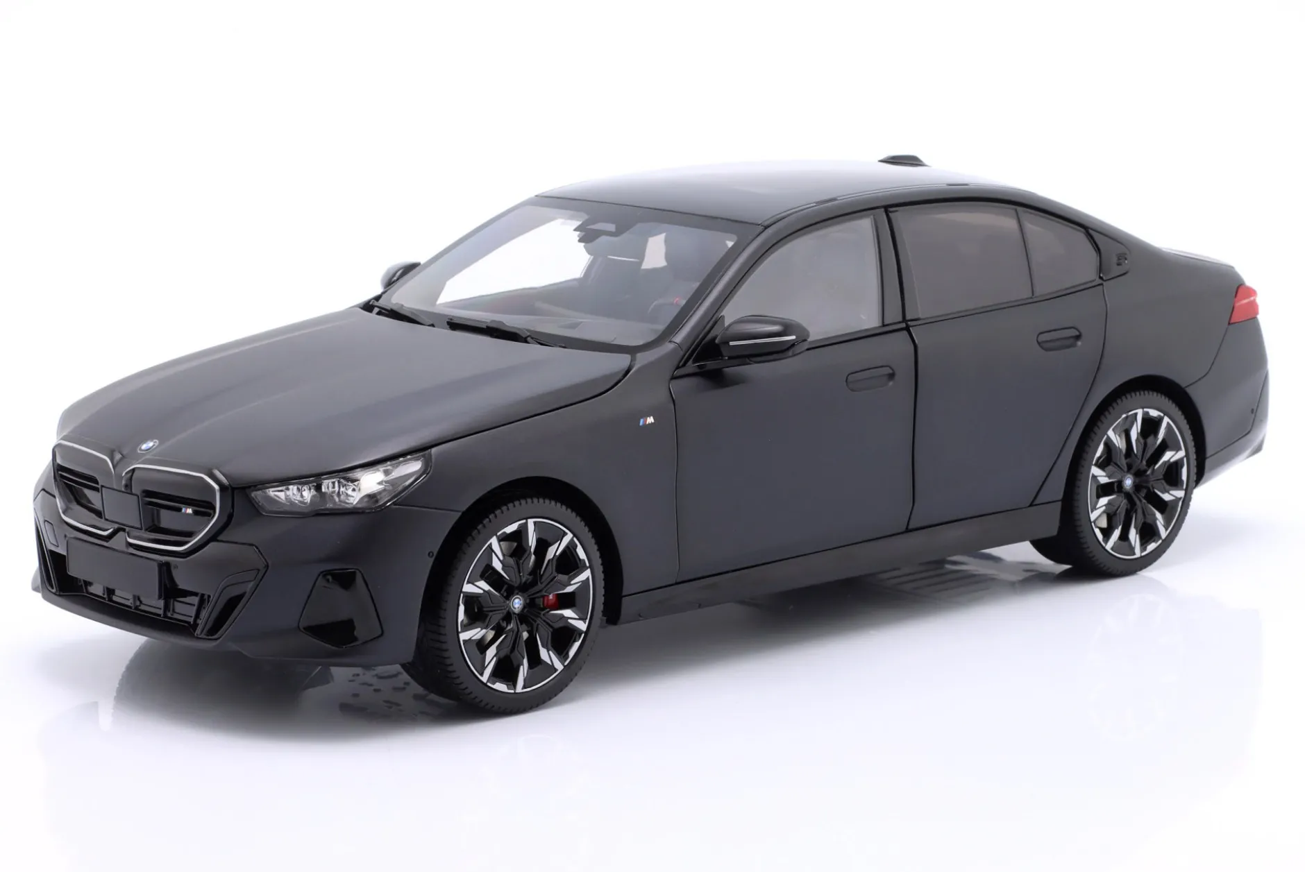 BMW i5 (G60) Baujahr 2023 mattgrau 1:18 Minichamps