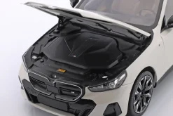 BMW i5 (G60) Baujahr 2023 weiß metallic 1:18 Minichamps