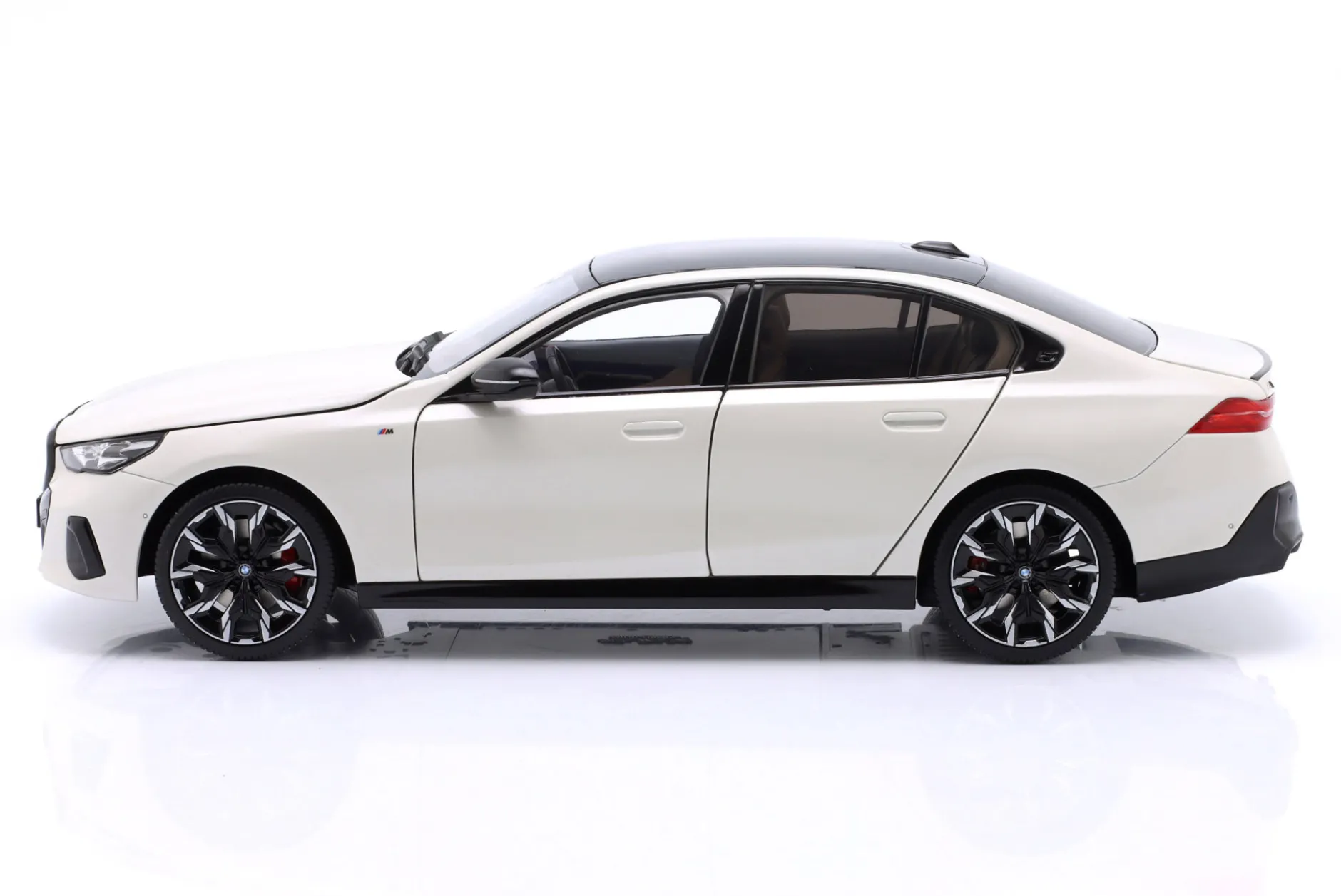 BMW i5 (G60) Baujahr 2023 weiß metallic 1:18 Minichamps