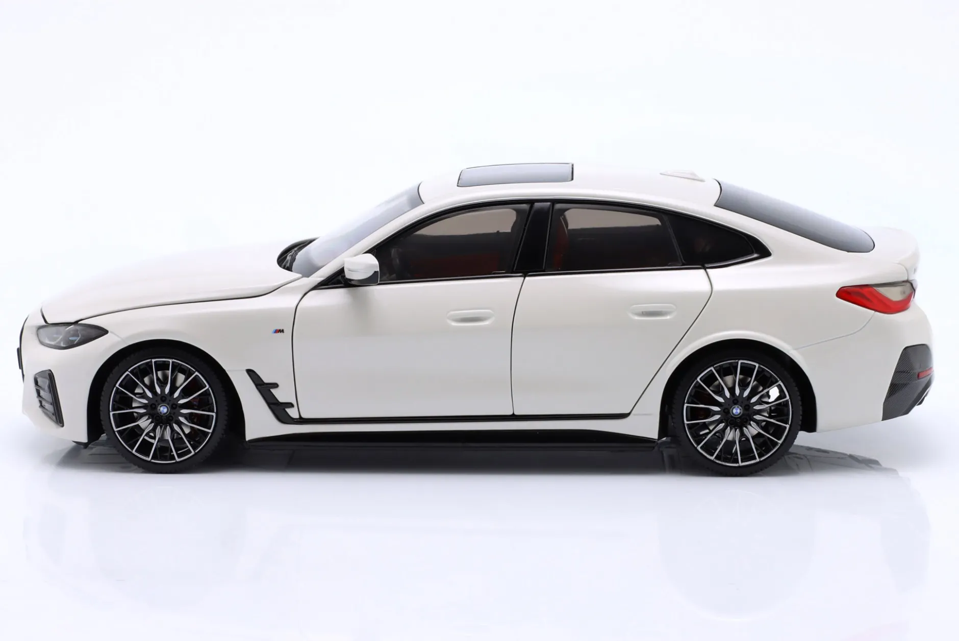 BMW i4 M50 Baujahr 2022 weiß metallic 1:18 Minichamps