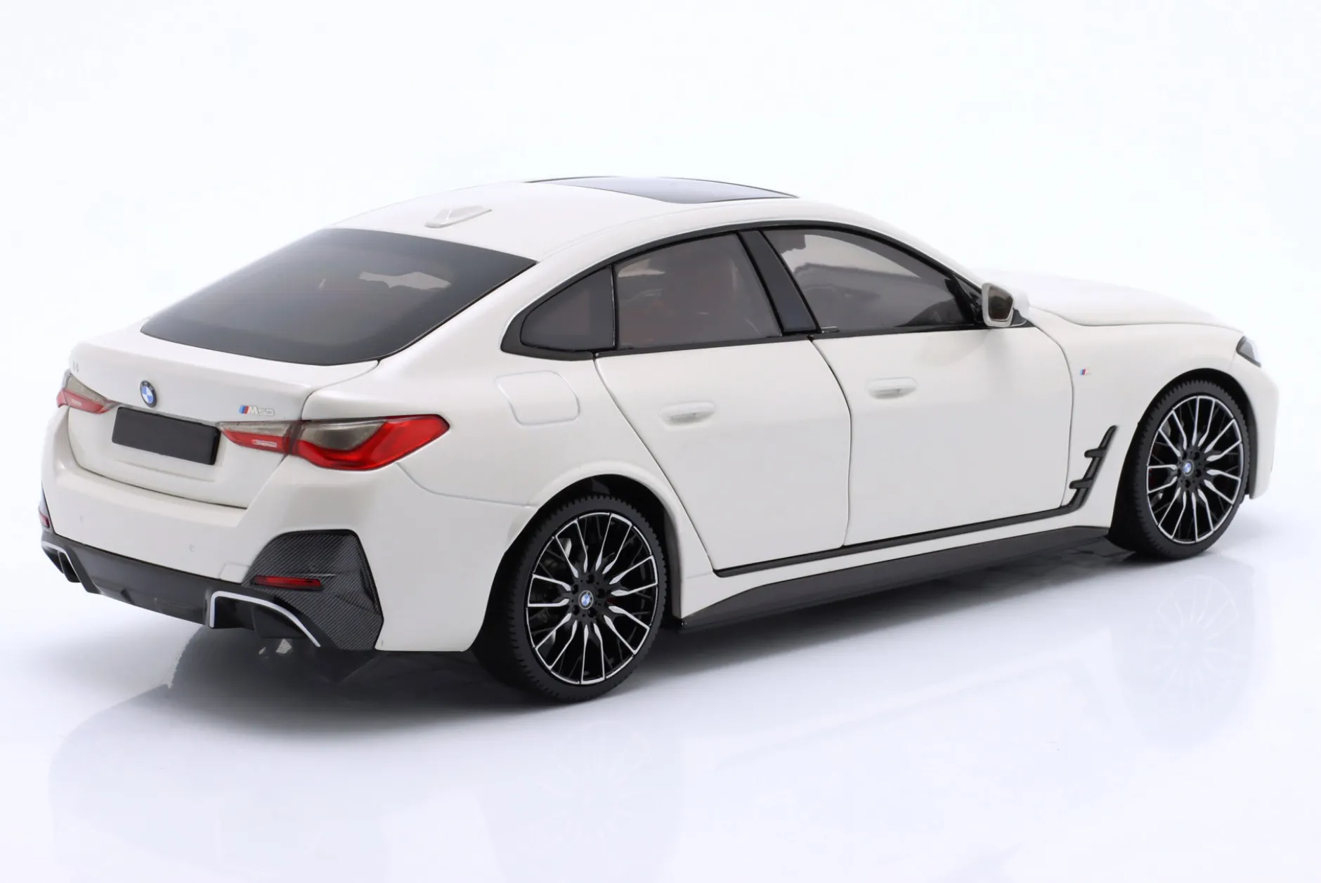 BMW i4 M50 Baujahr 2022 weiß metallic 1:18 Minichamps