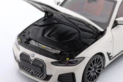 BMW i4 M50 Baujahr 2022 weiß metallic 1:18 Minichamps