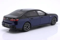 BMW i7 M70 (G70) Baujahr 2024 blau metallic / schwarz metallic 1:18 Minichamps