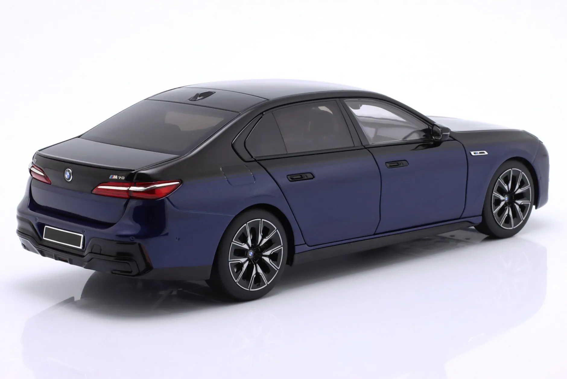 BMW i7 M70 (G70) Baujahr 2024 blau metallic / schwarz metallic 1:18 Minichamps