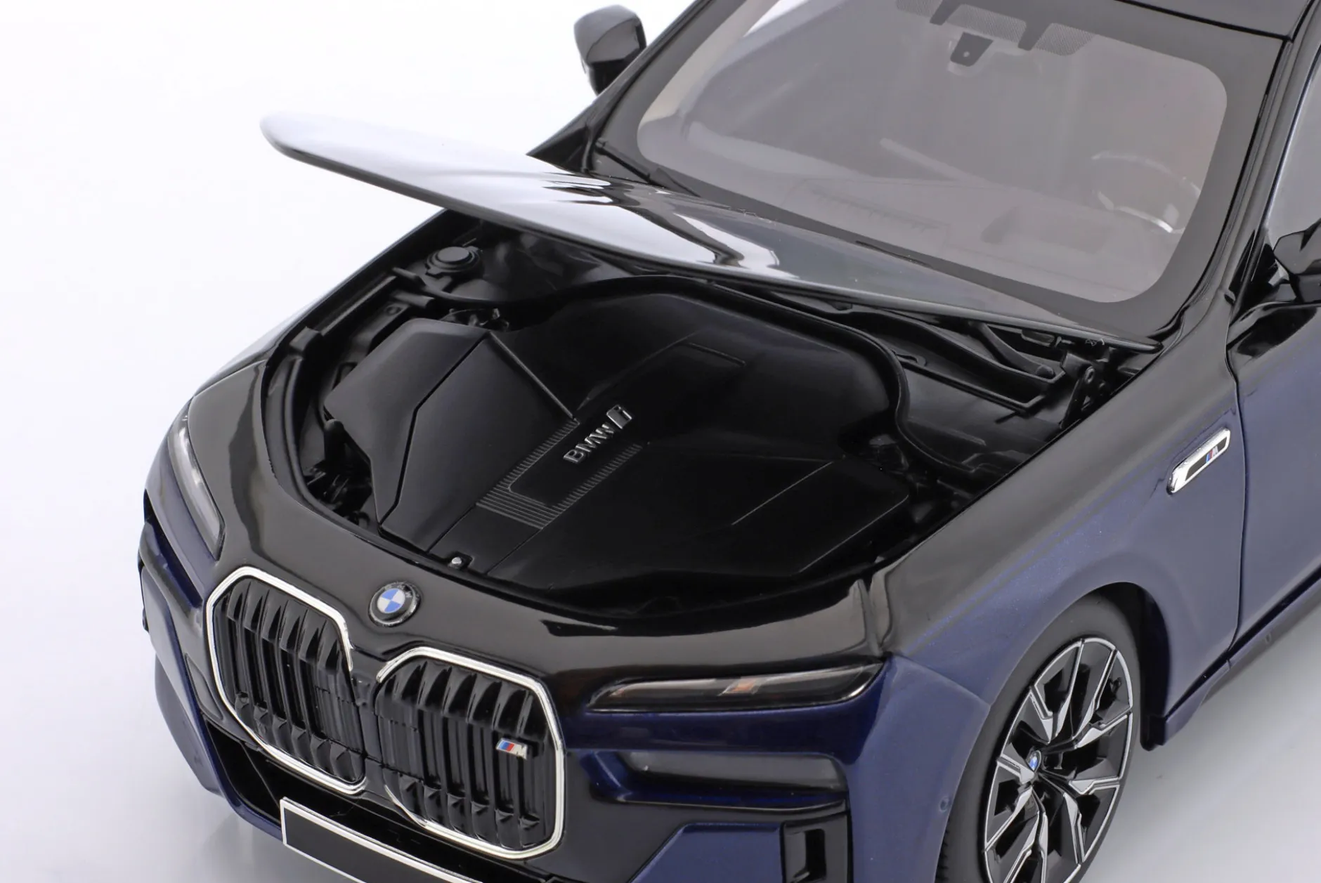 BMW i7 M70 (G70) Baujahr 2024 blau metallic / schwarz metallic 1:18 Minichamps