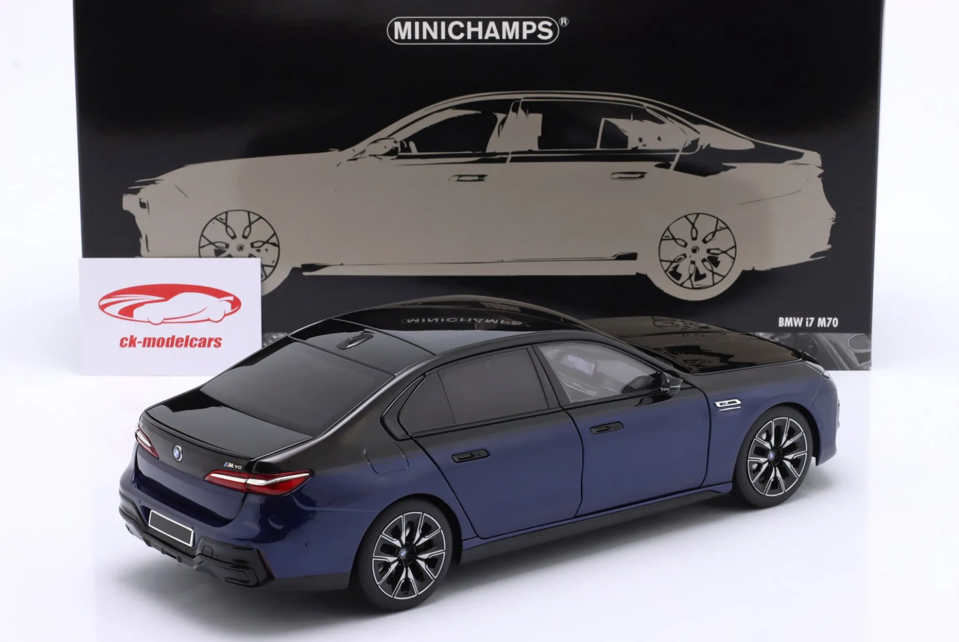BMW i7 M70 (G70) Baujahr 2024 blau metallic / schwarz metallic 1:18 Minichamps