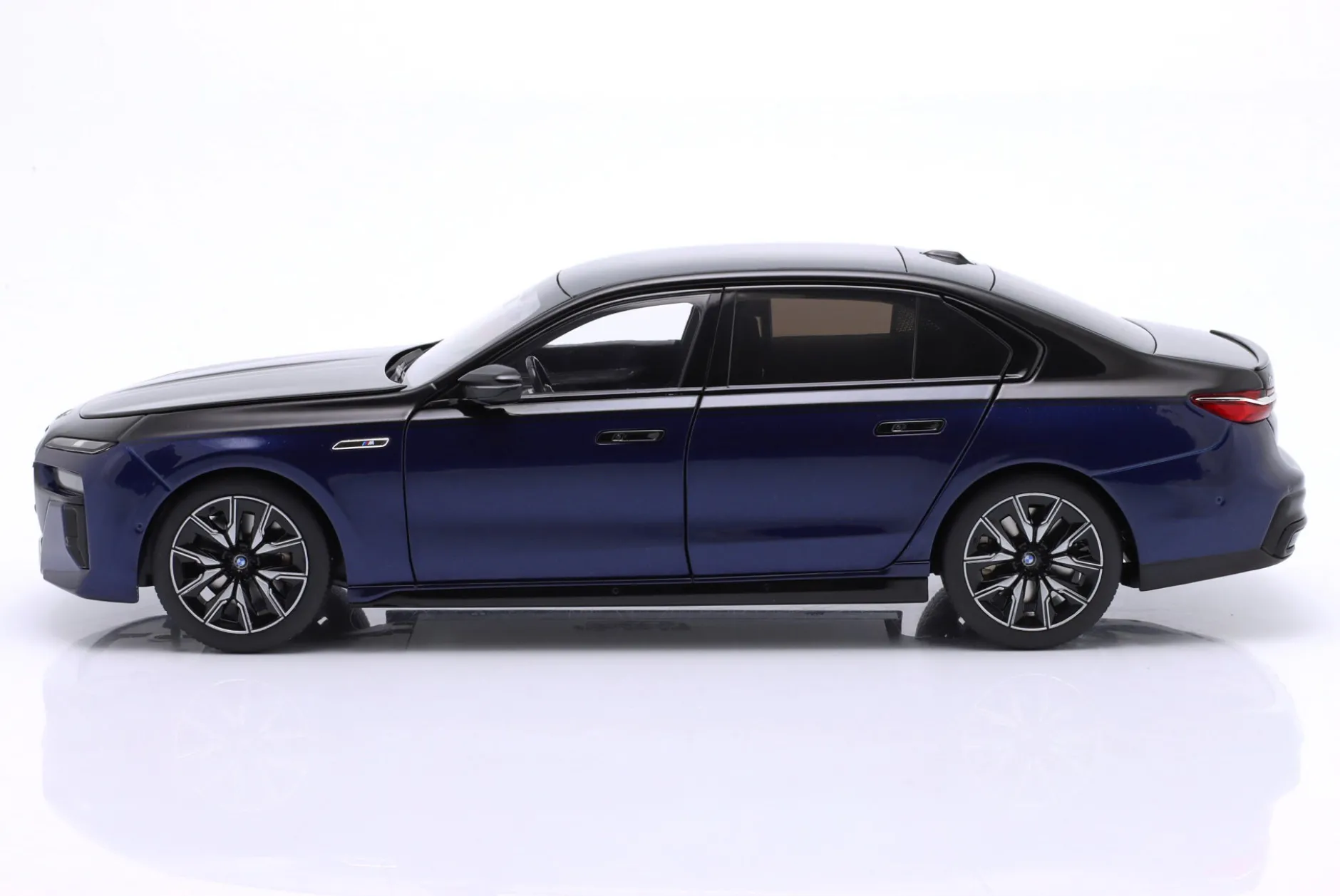 BMW i7 M70 (G70) Baujahr 2024 blau metallic / schwarz metallic 1:18 Minichamps