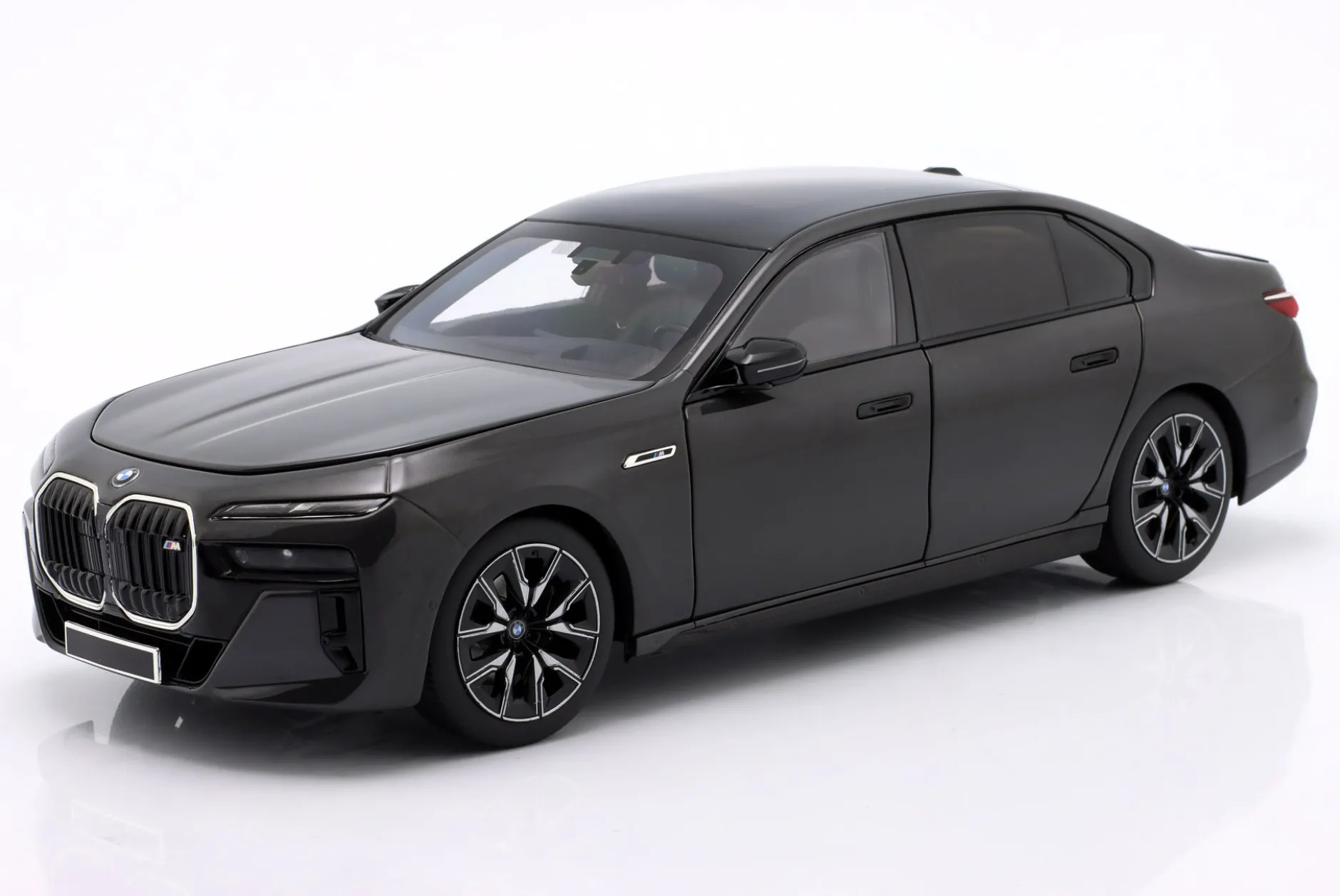 BMW i7 M70 (G70) Baujahr 2024 grau metallic 1:18 Minichamps