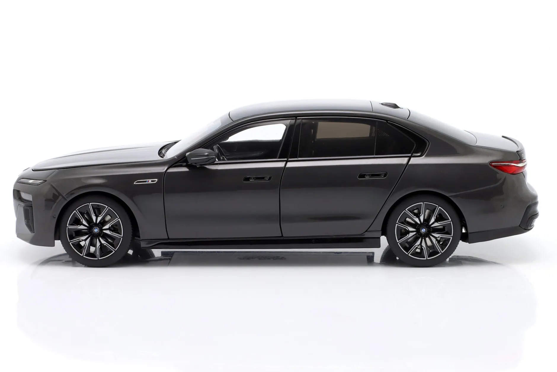 BMW i7 M70 (G70) Baujahr 2024 grau metallic 1:18 Minichamps
