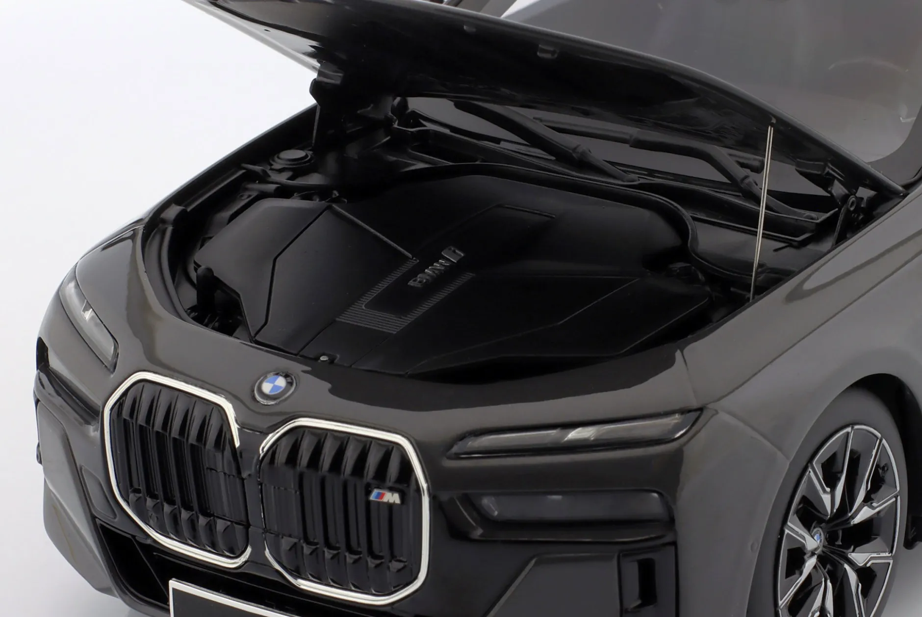 BMW i7 M70 (G70) Baujahr 2024 grau metallic 1:18 Minichamps