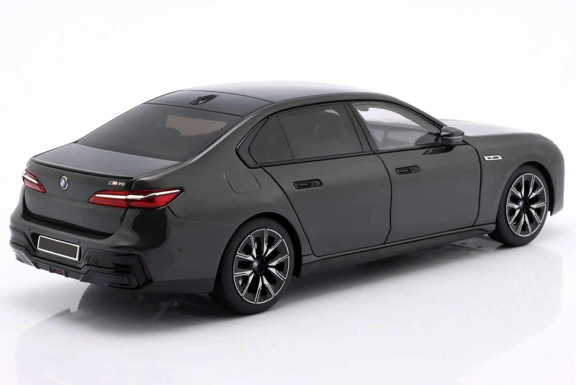 BMW i7 M70 (G70) Baujahr 2024 grau metallic 1:18 Minichamps
