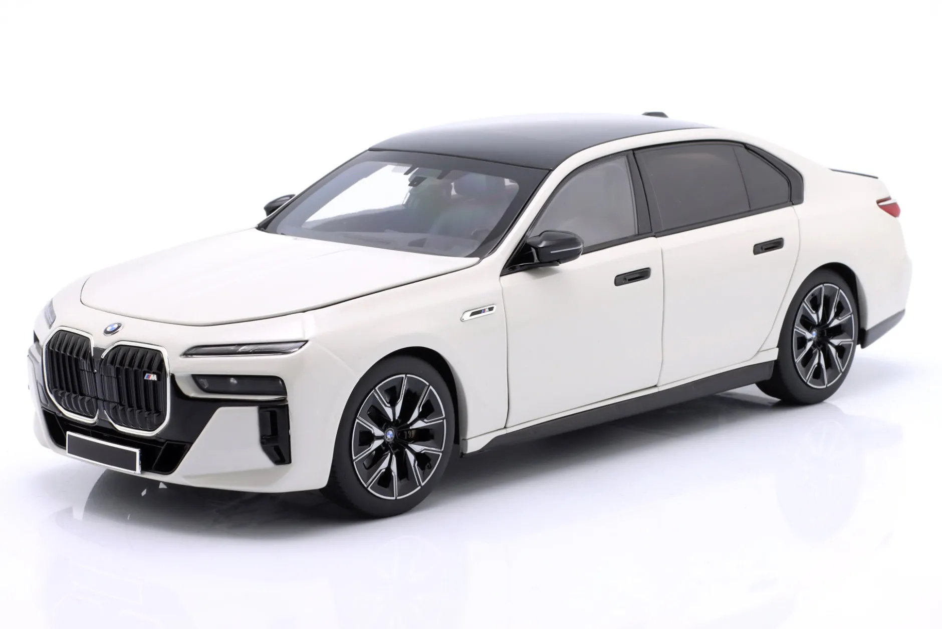 BMW i7 M70 (G70) Baujahr 2024 weiß metallic 1:18 Minichamps