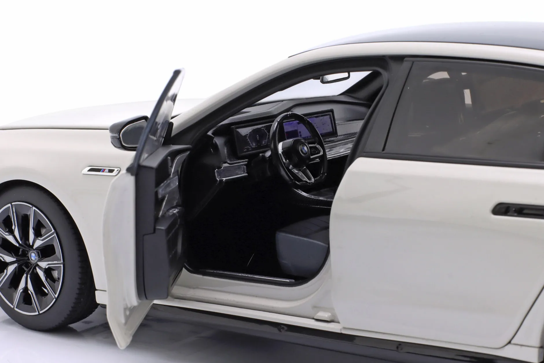 BMW i7 M70 (G70) Baujahr 2024 weiß metallic 1:18 Minichamps