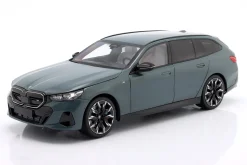 BMW i5 M60 Touring Baujahr 2024 grün metallic 1:18 Minichamps