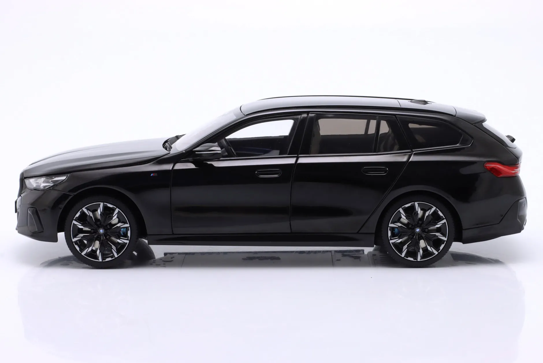 BMW i5 M60 Touring Baujahr 2024 schwarz metallic 1:18 Minichamps