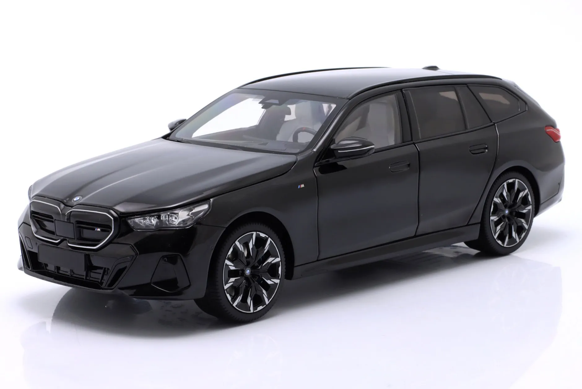 BMW i5 M60 Touring Baujahr 2024 schwarz metallic 1:18 Minichamps