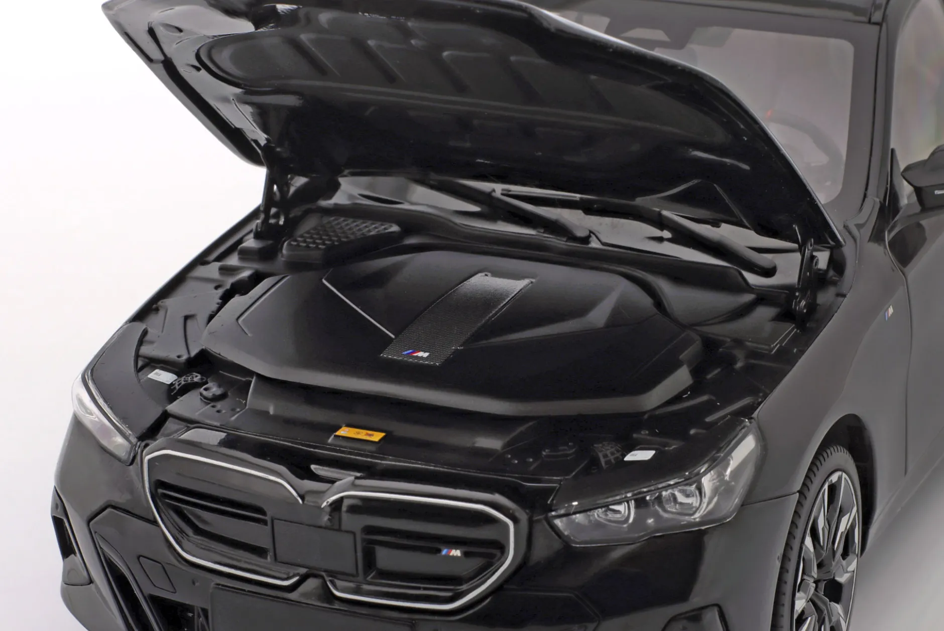 BMW i5 M60 Touring Baujahr 2024 schwarz metallic 1:18 Minichamps