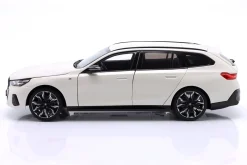 BMW i5 M60 Touring Baujahr 2024 weiß metallic 1:18 Minichamps