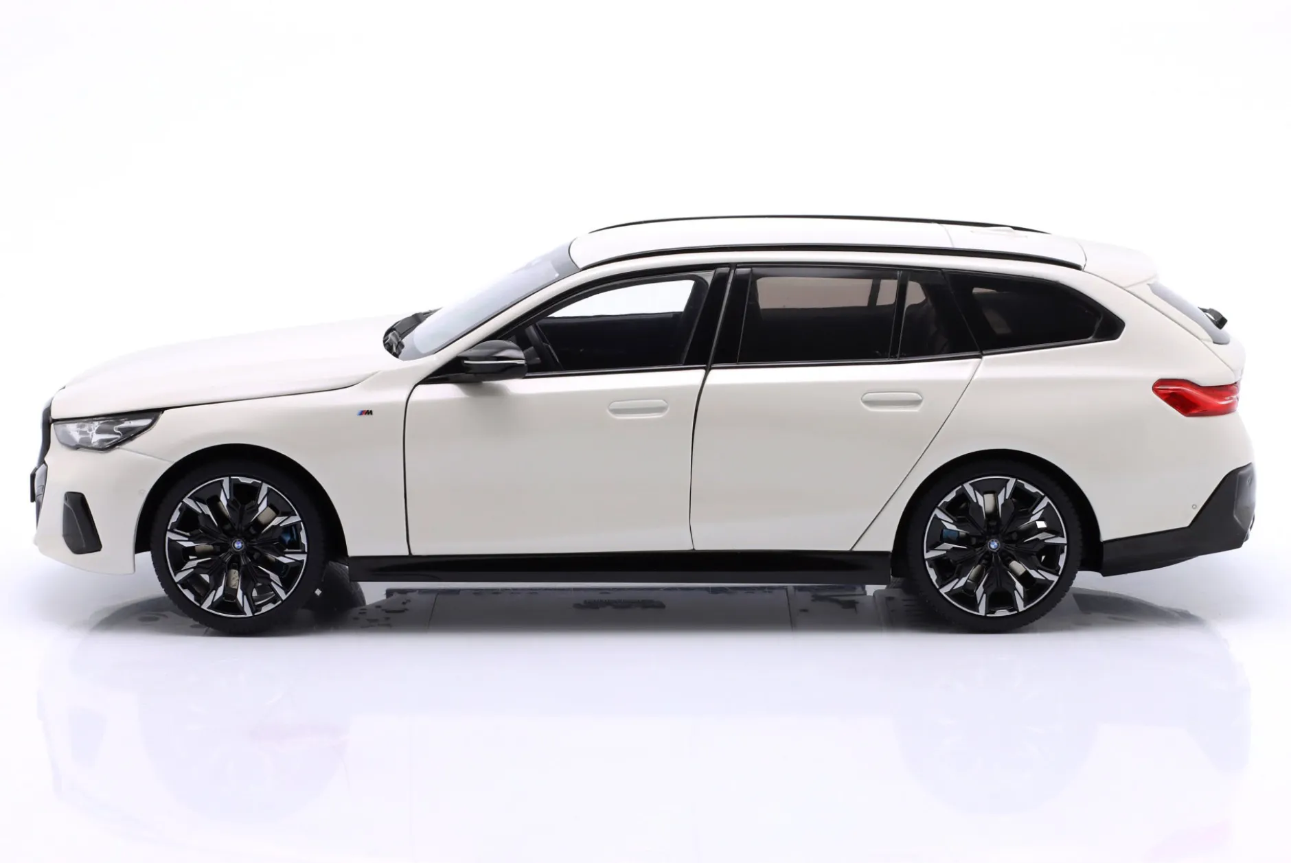 BMW i5 M60 Touring Baujahr 2024 weiß metallic 1:18 Minichamps