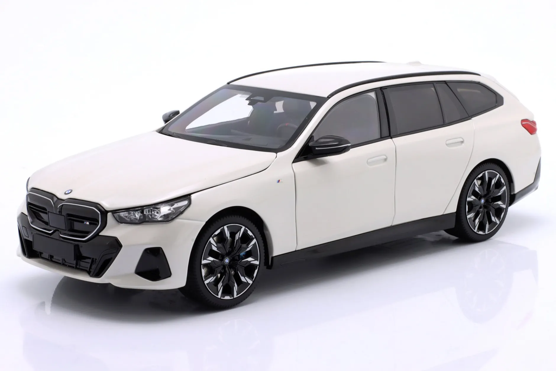 BMW i5 M60 Touring Baujahr 2024 weiß metallic 1:18 Minichamps