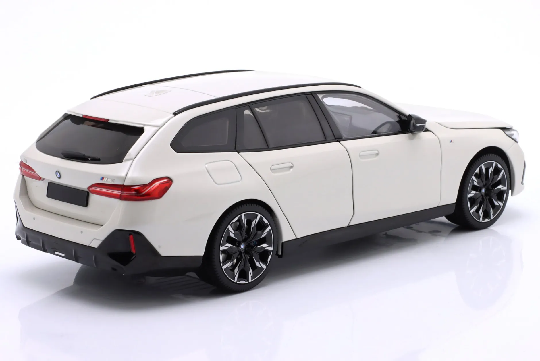 BMW i5 M60 Touring Baujahr 2024 weiß metallic 1:18 Minichamps