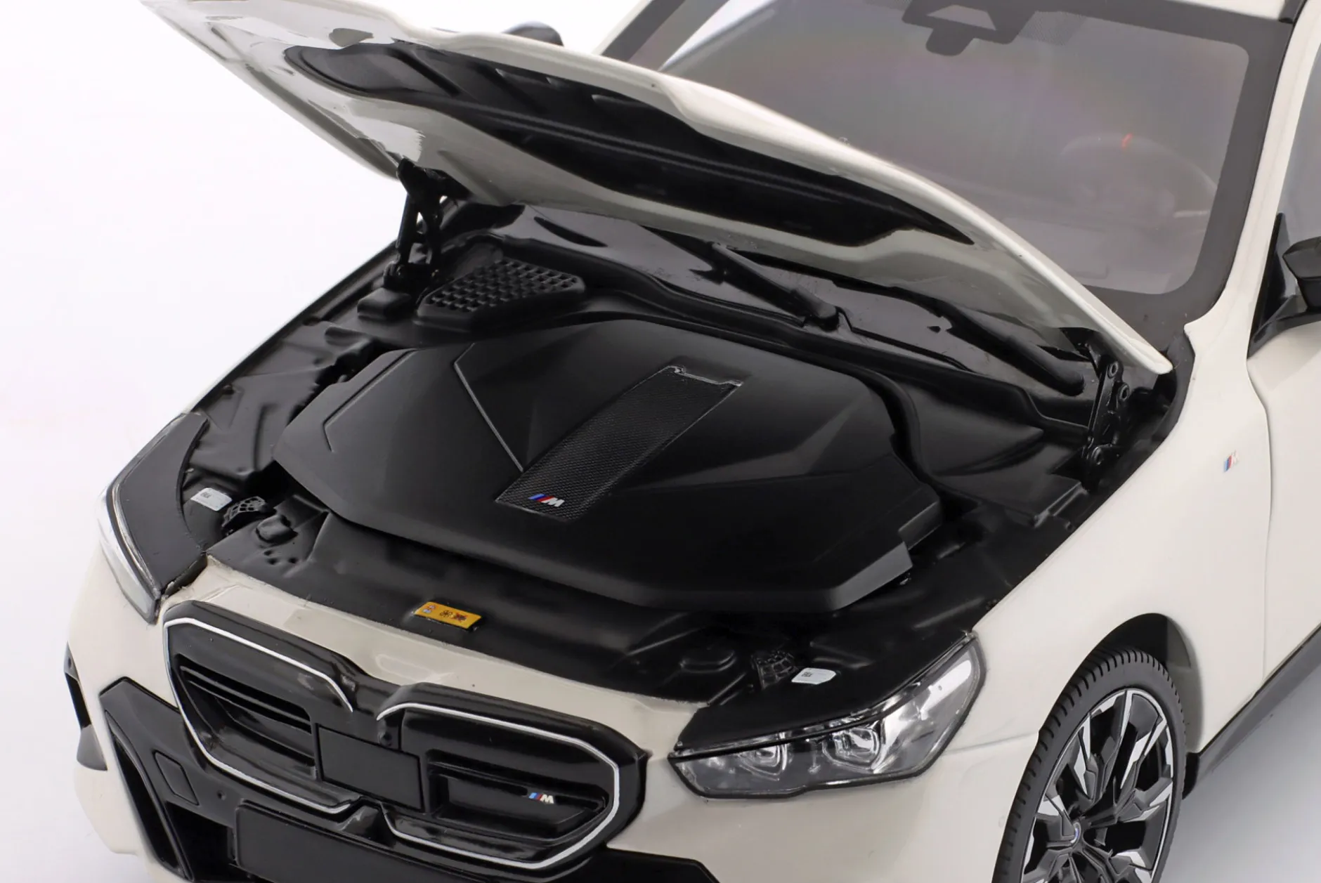 BMW i5 M60 Touring Baujahr 2024 weiß metallic 1:18 Minichamps