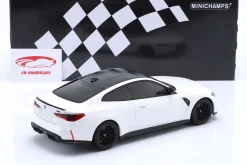 BMW M4 Coupe (G82) Baujahr 2020 weiß / schwarz 1:18 Minichamps