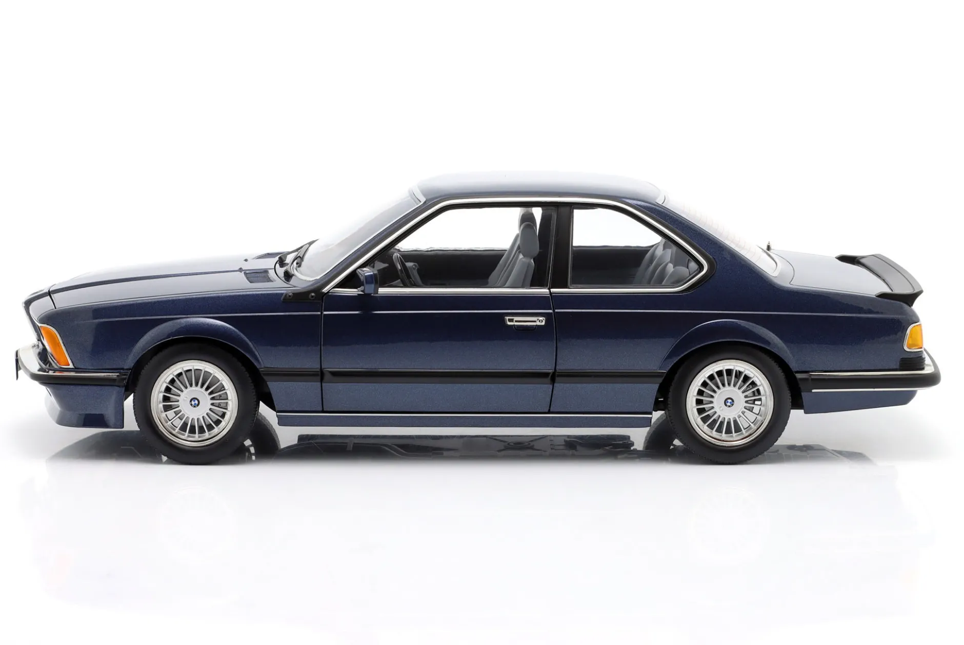 BMW M635 CSI mit Alpina-Felgen Baujahr 1987 dunkelblau metallic 1:12 KK-Scale