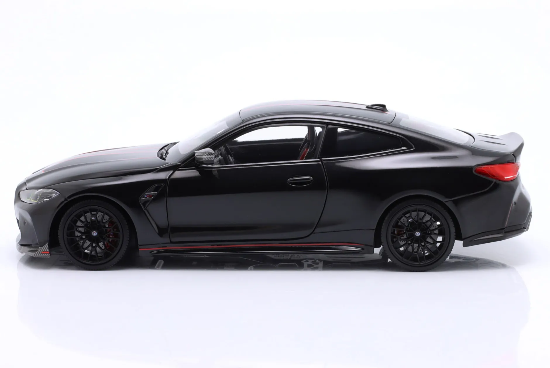 BMW M4 CSL (G82) Baujahr 2023 schwarz 1:18 Minichamps