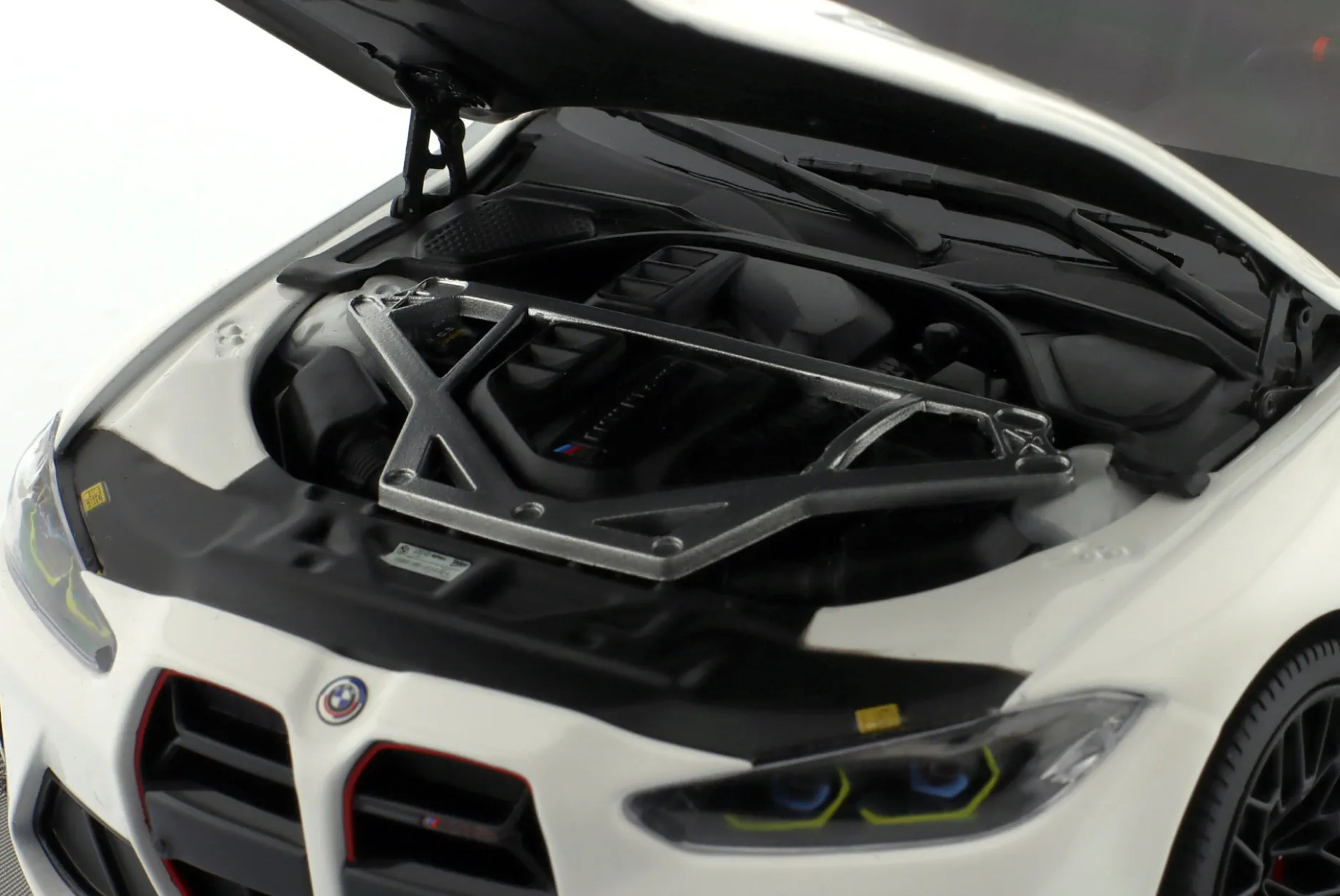 BMW M4 CSL (G82) Baujahr 2023 weiß 1:18 Minichamps