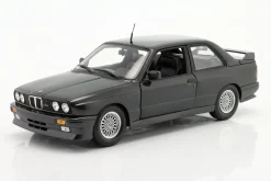 BMW M3 (E30) Baujahr 1987 schwarz metallic 1:18 Minichamps