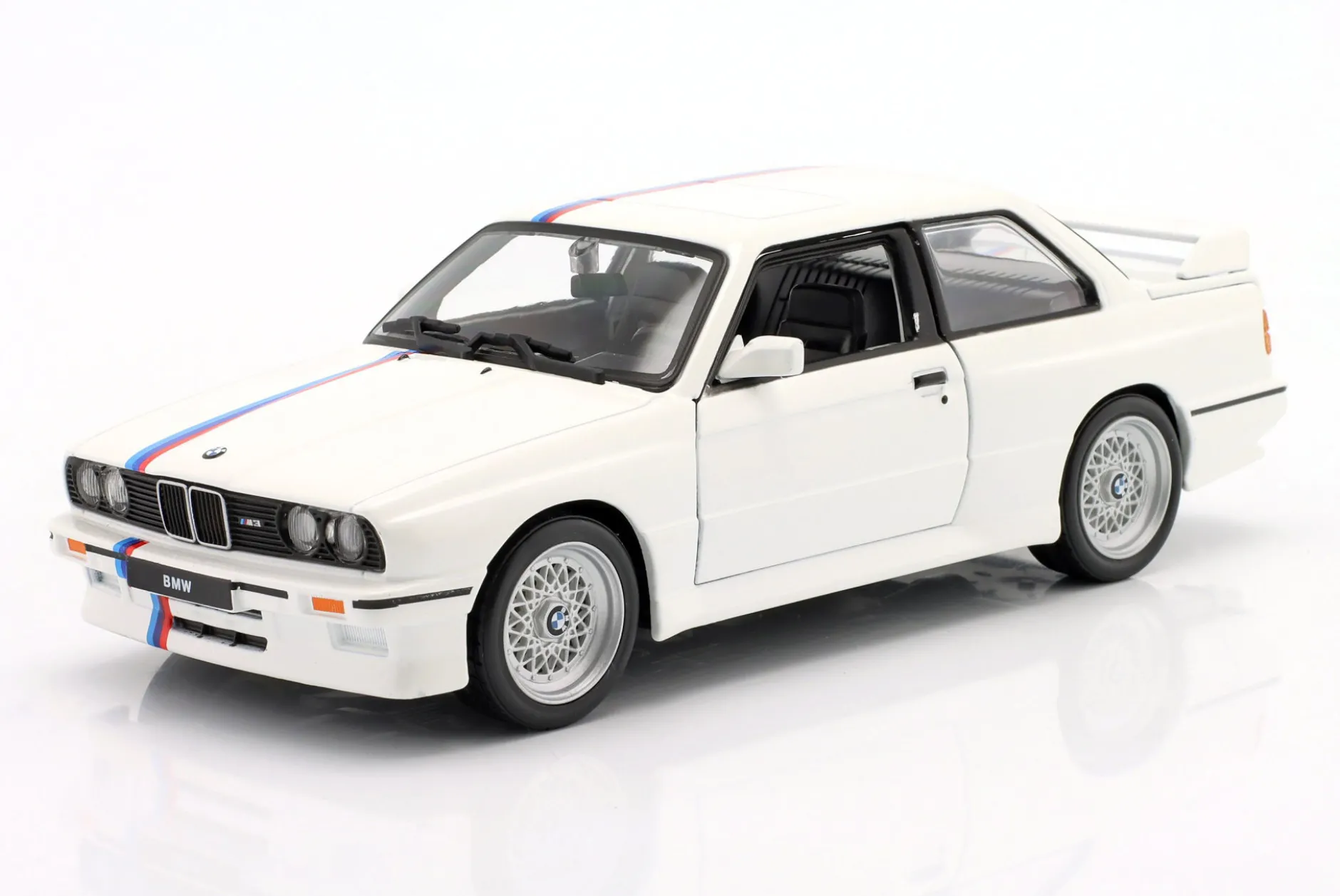 BMW M3 (E30) Baujahr 1988 weiß 1:24 Bburago