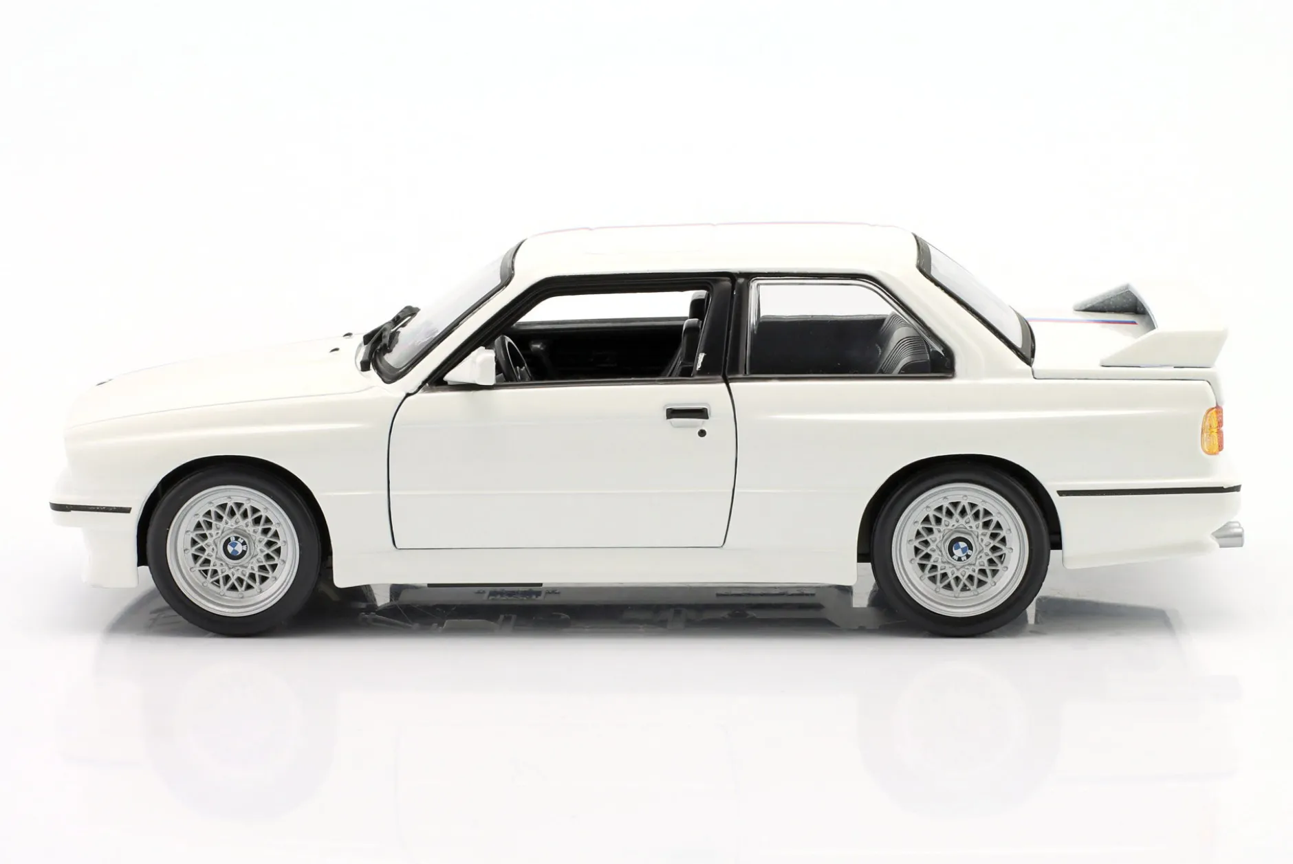 BMW M3 (E30) Baujahr 1988 weiß 1:24 Bburago