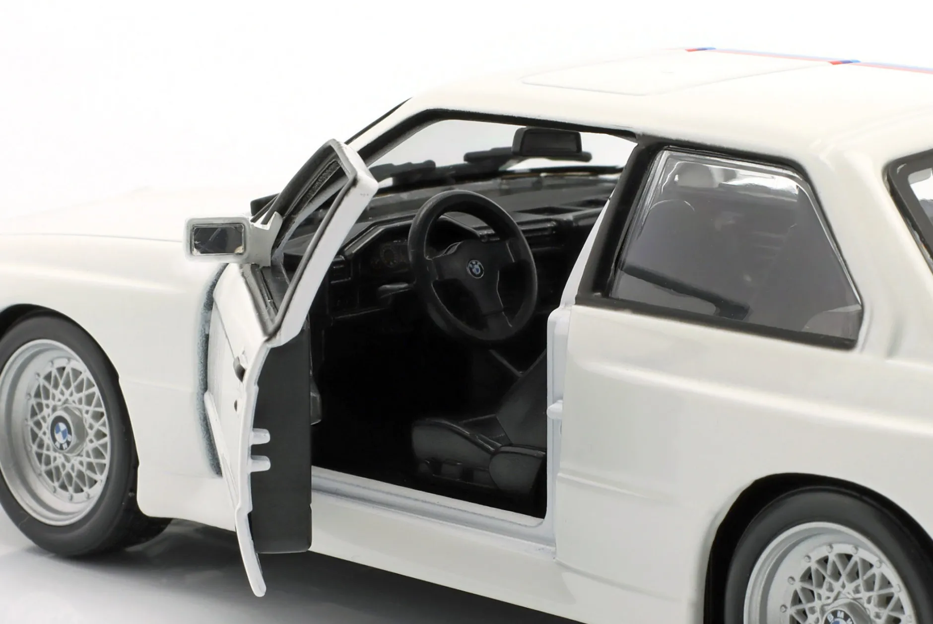 BMW M3 (E30) Baujahr 1988 weiß 1:24 Bburago