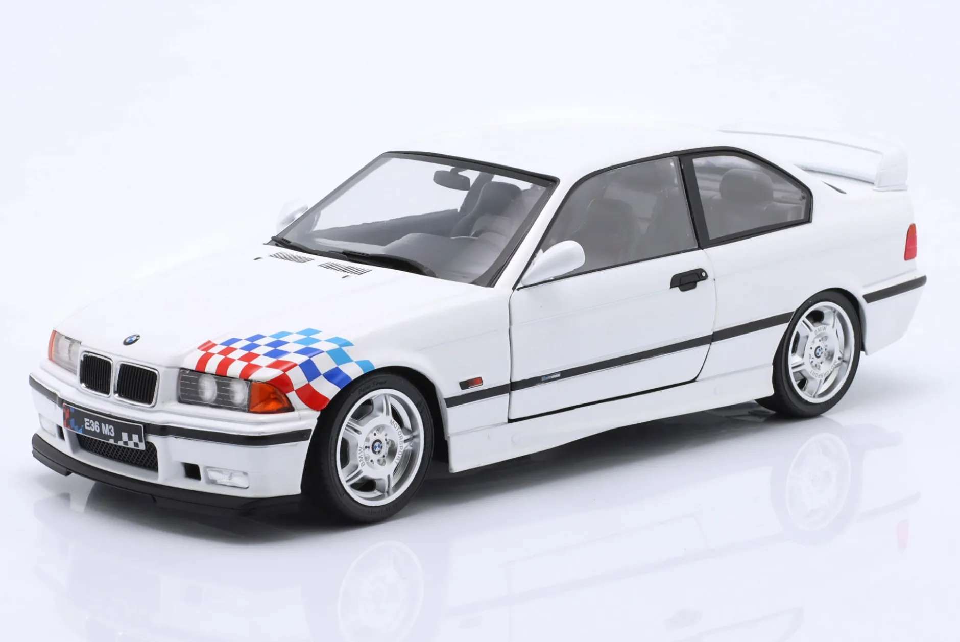 BMW M3 (E36) Coupe Lightweight M-Design Baujahr 1990 weiß 1:18 Solido